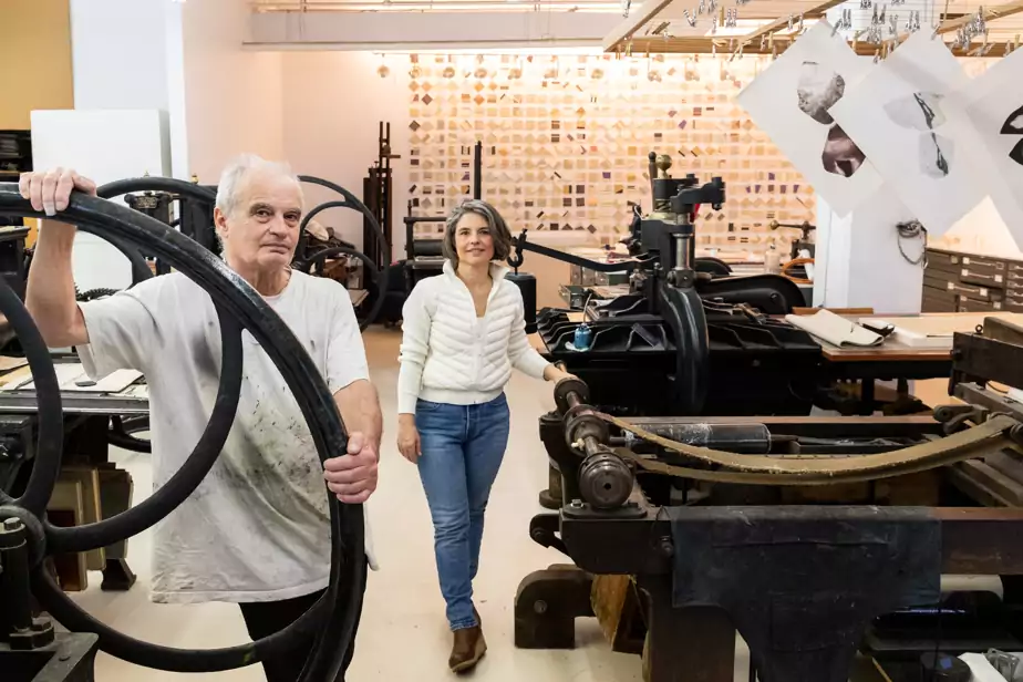 PHOTO MARTIN TREMBLAY, LA PRESSE  Alain et Agathe Piroir dans leur atelier d’art imprimé, au 5333, avenue Casgrain, à Montréal